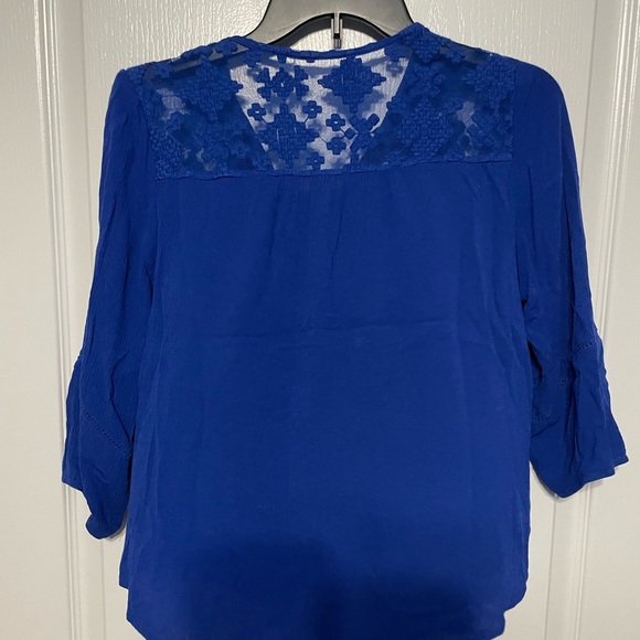 Beautiful women’s lace / crochet design blouse - Picture 3 of 3